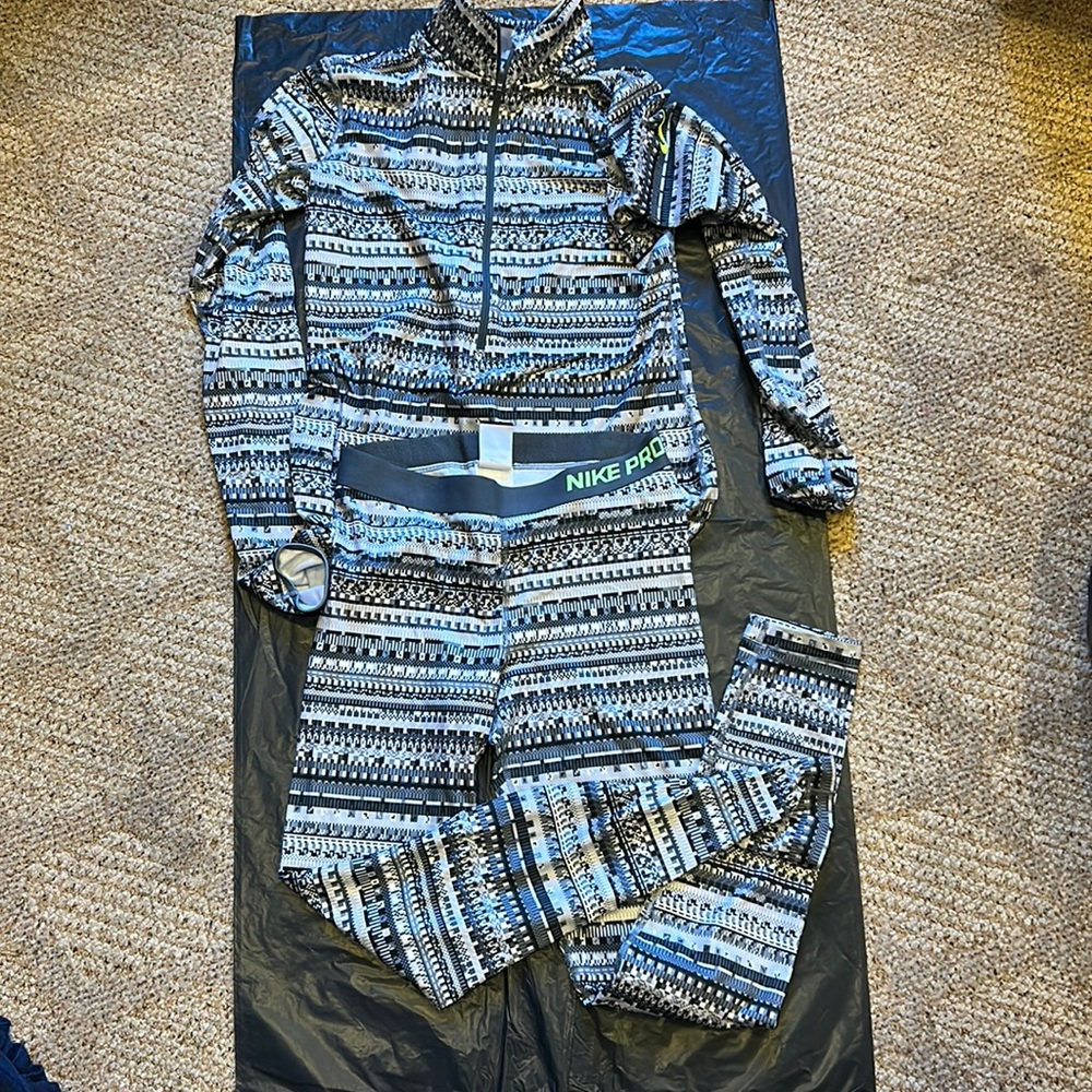 Womens Nike Size Large Thermal Set prohyperwear